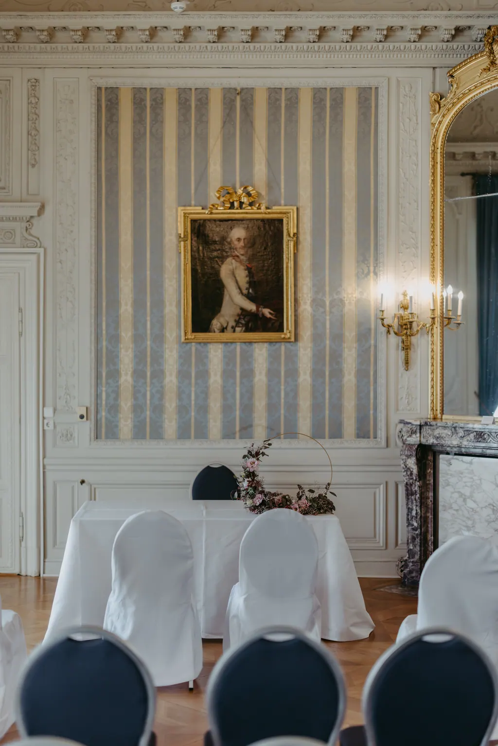 Für die Trauung gedeckter Saal mit Seidentapete, Goldrahmenbild und Wandleuchtern