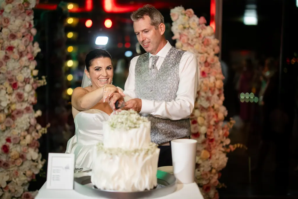Brautpaar beim Anschneiden der Hochzeitstorte