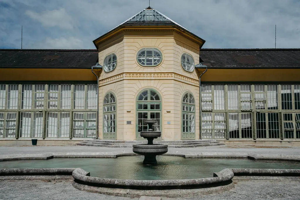 Orangerie im Schlosspark Eisenstadt mit Brunnen im Vordergrund